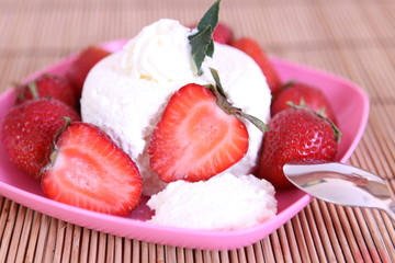 Quark mit frischen Erdbeeren