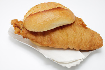 Gebackenes Seelachsfilet im Brötchen