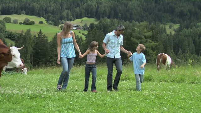 Famiglia passeggia in montagna