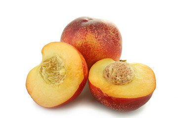 peches, nectarines sur fond blanc