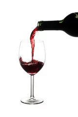 Keuken foto achterwand Wijn Rode wijn gieten in een wijnglas