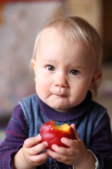 petite fille et nectarine