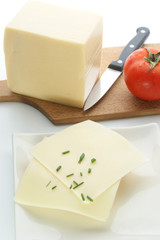 ein halbes Broetchen mit Kaese belegt