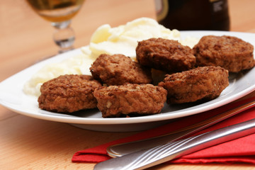 kartoffelsalat und mini frikadellen