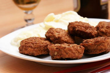 kartoffelsalat und mini frikadellen