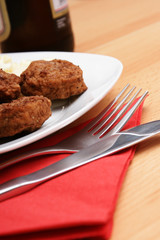 kartoffelsalat und mini frikadellen