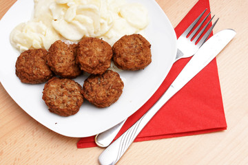 kartoffelsalat und frikadellen