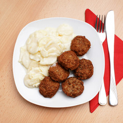 kartoffelsalat und mini frikadellen