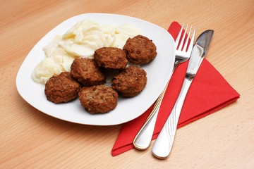 kartoffelsalat und mini frikadellen