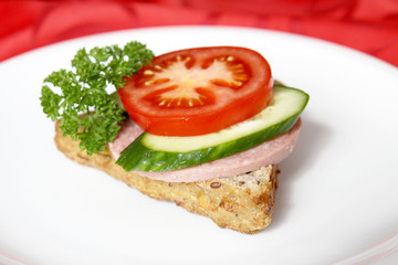 Belegtes Brötchen mit Wurst