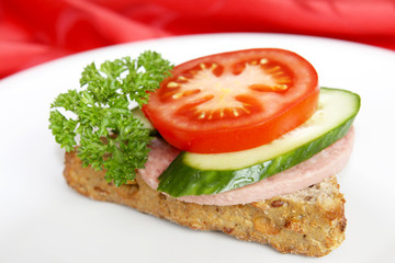 Belegtes Brötchen mit Wurst