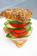 Belegtes Brötchen mit Wurst