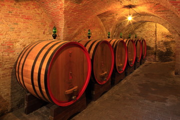 Weinkeller, Barrique - Fässer, Ziegelgewölbe,Toskana, Italien