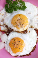 Spiegeleier mit Gemüse