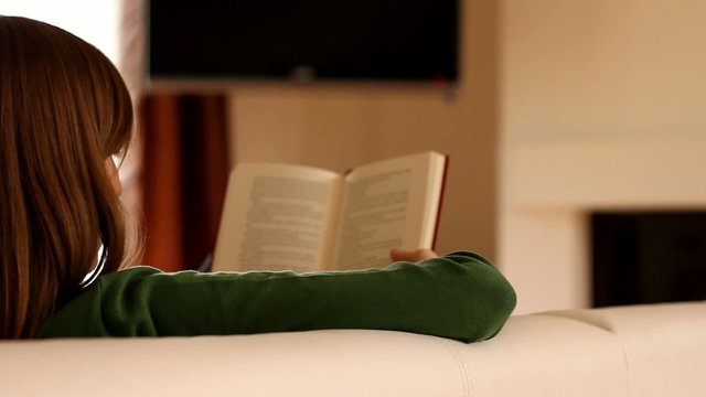 Frau liest Buch