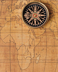 Fototapeta na wymiar Stary kompas i mapa