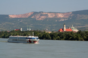 Kreuzfahrtschiff auf der Donau vor Barockstadt Vàc (Ungarn)