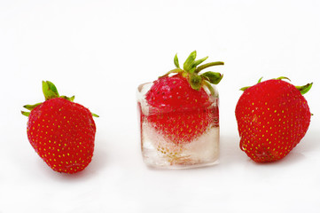 Une fraise dans la glace