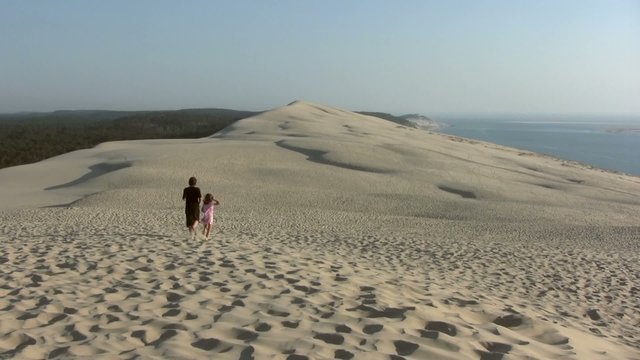 enfants courant vers l'horizon