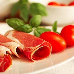 Prosciutto with tomato