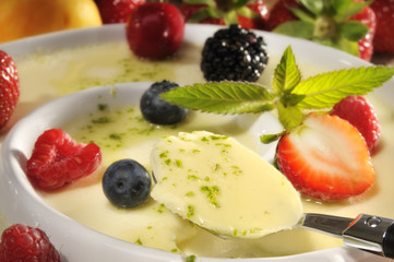 Panna Cotta mit Pfefferminze und Beeren