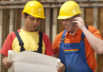 Zwei Arbeiter auf der Baustelle