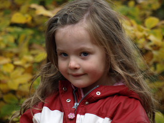 mädchen im herbstwald