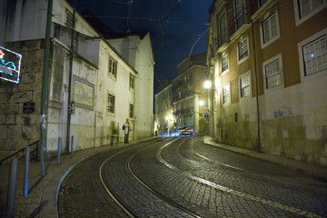 Lissabon, menschenleere Stadt bei Nacht, Strassenbahn