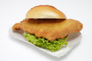 Gebackenes Seelachsfilet im Brötchen