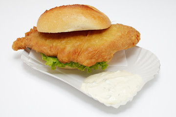 Gebackenes Seelachsfilet im Brötchen