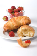 Croissant mit Erdbeeren
