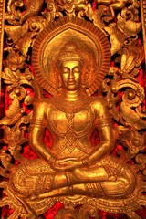 Fototapeta na wymiar Złoty Budda w świątyni w Luang Prabang, Lao / Laosie