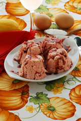 Fototapeta na wymiar Bezy z truskawkami i sosem żurawinowym