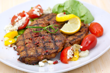 Schweinesteak-gegrillt mit Datteltomaten