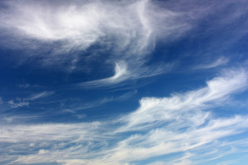 Feder- und Schleierwolken am blauen Himmel