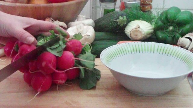 Radieschen schneiden