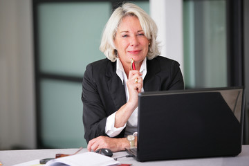 femme d'affaire senior au bureau