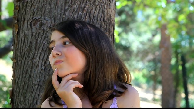 fillette pensive