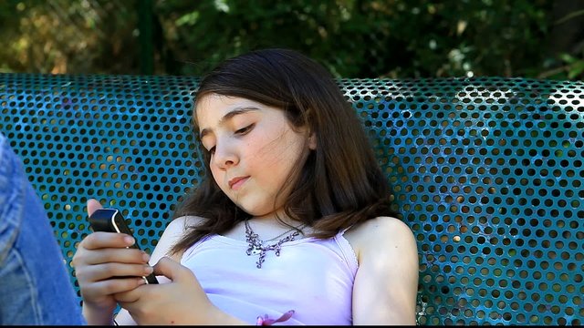 fillette qui compose un num&eacute;ro