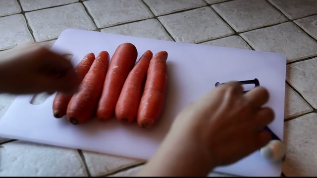 Eplucher les carottes