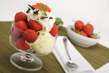 Vanilleeis mit Erdbeeren