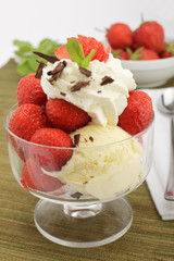 Vanilleeis mit Erdbeeren