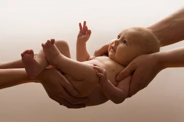 Fotobehang Baby auf Händen © Janet Layher