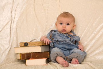 Baby mit Büchern