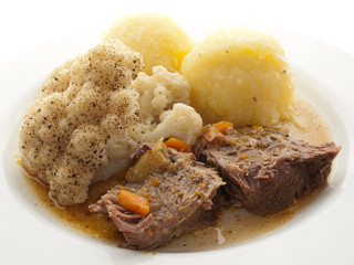 Rinderbraten mit Blumenkohl und Kartoffelklössen
