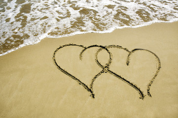 corazones en la arena