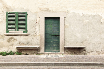 Fototapeta na wymiar drzwi i okna