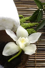 Fotobehang Witte orchidee in een spa © Mee Ting