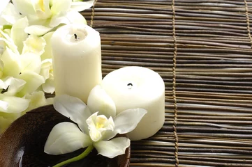 Foto auf Acrylglas Kerzen und weiße Orchideen © Mee Ting