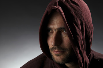 cooler mystischer  typ mit kaputze